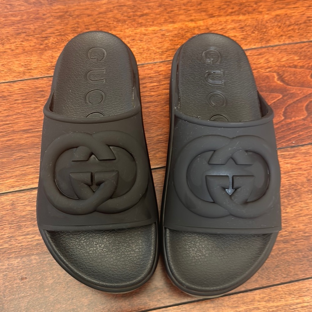 Gucci rubber slide sandals with Interlocking G as an embossed detail